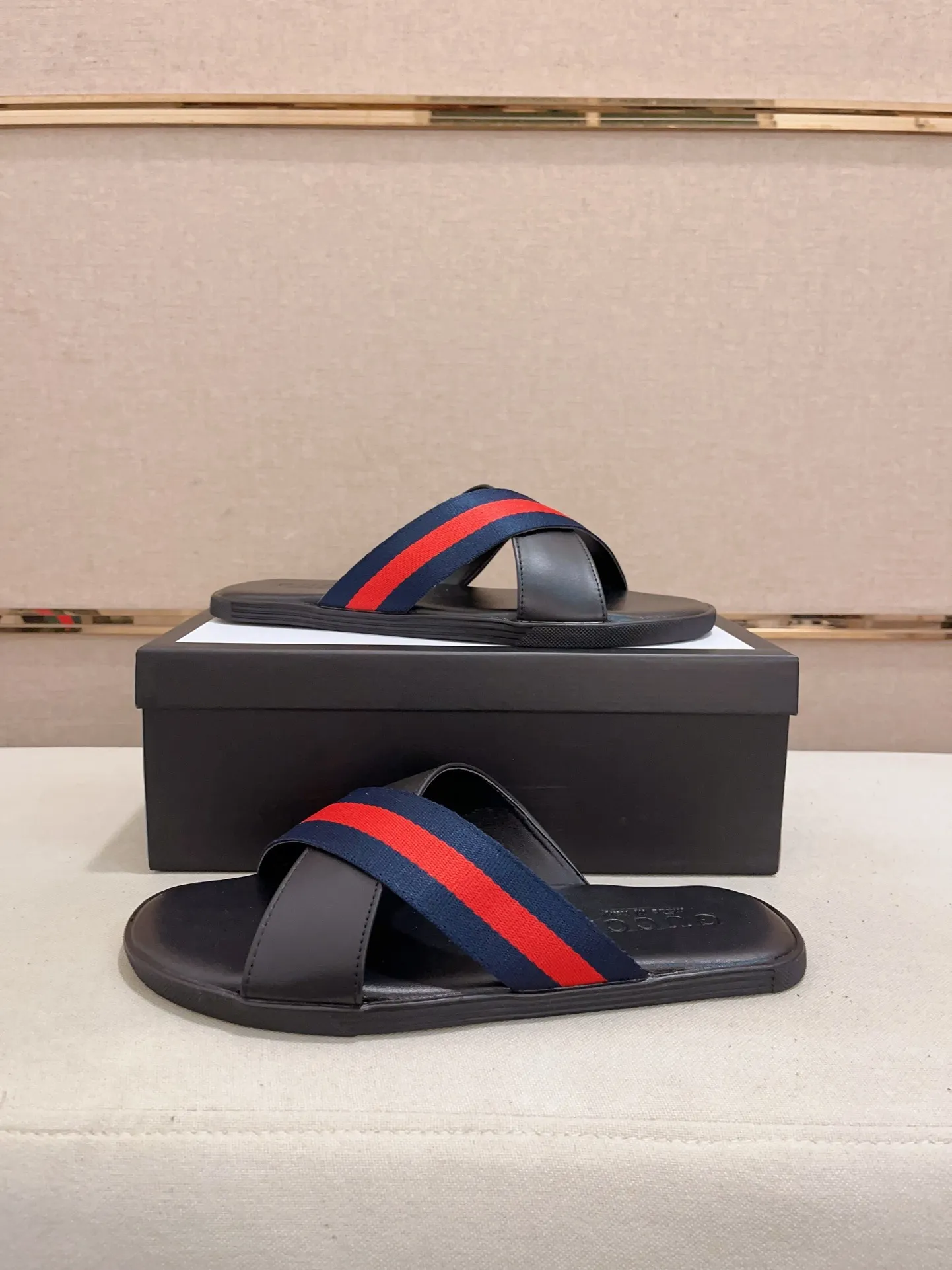 Men's shoes 💰: 240💰 [gucci Gucci slippers] High-end men's shoes brand official website 1:1 latest masterpiece: original mold customization, the fabric is made of imported original materials, upgraded outsole, lighter and non-slip. The market's top quality, simple yet tasteful, a must-have for fashionistas, fashionable at your feet, full of confidence, the same style at the counter 👍The season of summer slippers is here. Code: 38-45